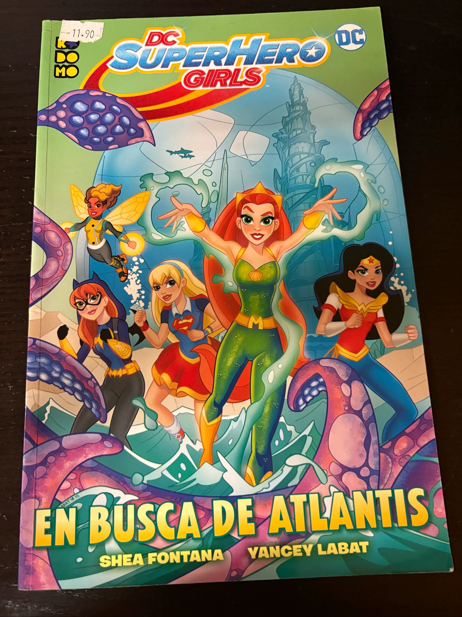 ¡Acompaña a las Super Hero Girls en una nueva aventura bajo el mar! DC Super Hero Girls: En busca de Atlantis, un cómic lleno de acción, humor y aventuras protagonizado por Supergirl, Wonder Woman, Batgirl, Bumblebee y Mera. ✅ Muy buen estado. 📚 Ideal para niños, jóvenes y coleccionistas de DC Comics. 📦 Envío bien protegido para que llegue en perfectas condiciones. 🤝 Puedes crear un lote con otros cómics o libros de mi perfil y ahorrar en gastos de envío.